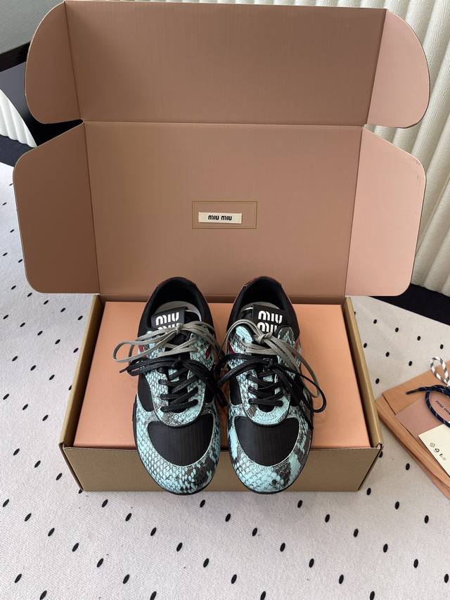 Miu Miu 德训休闲鞋 全新鞋子特价清货不退不换先报先得 剩余码数:35 4 DDD Miu Miu 德训休闲鞋 全新鞋子特价清货不退不换先报先得 剩余码数:35 4 DDD