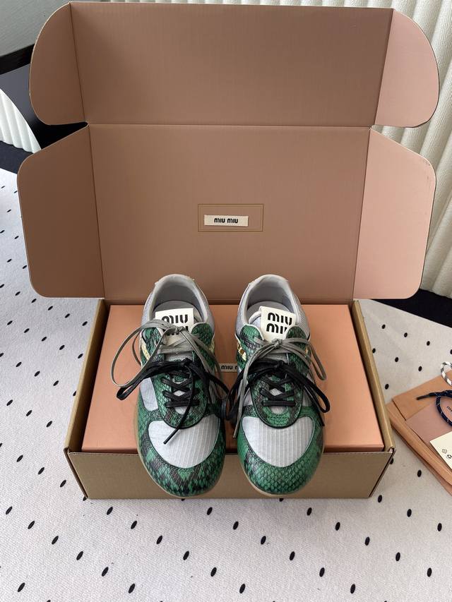 Miu Miu 德训休闲鞋 全新鞋子特价清货不退不换先报先得 剩余码数:35 6。37 4。 DDD Miu Miu 德训休闲鞋 全新鞋子特价清货不退不换先报先得 剩余码数:35 6。37 4。 DDD