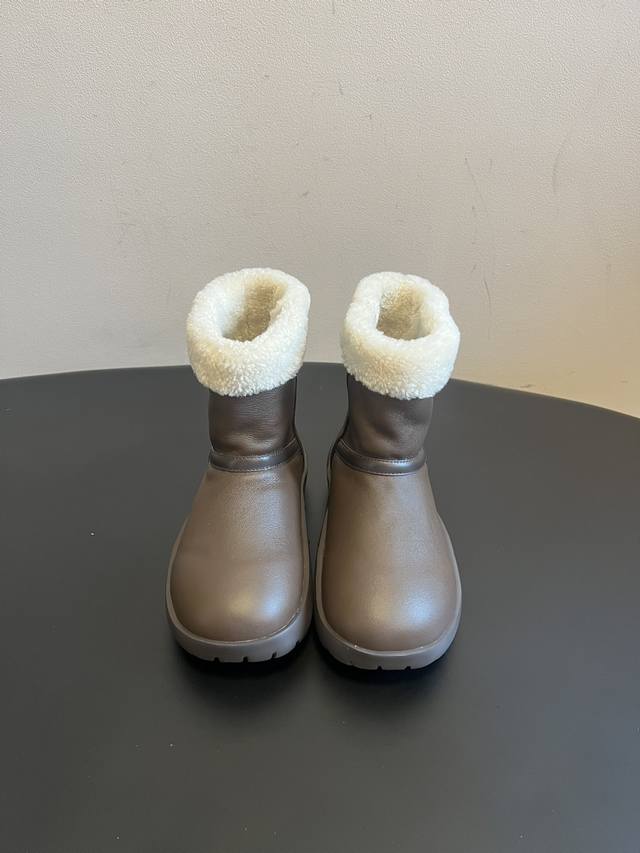 Bv 雪地靴 全新鞋子特价清货不退不换先报先得 剩余码数：35 3。36 4。37 3 DDD