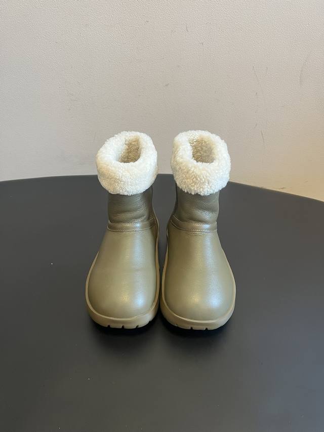 Bv 雪地靴 全新鞋子特价清货不退不换先报先得 剩余码数：35 8。36 5 38 3。39 2 DDD