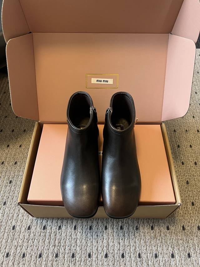 Miu Miu方头短靴 全新鞋子特价清货不退不换先报先得 剩余码数：35 8。36 15 37 10 38 4。39 2 DDD