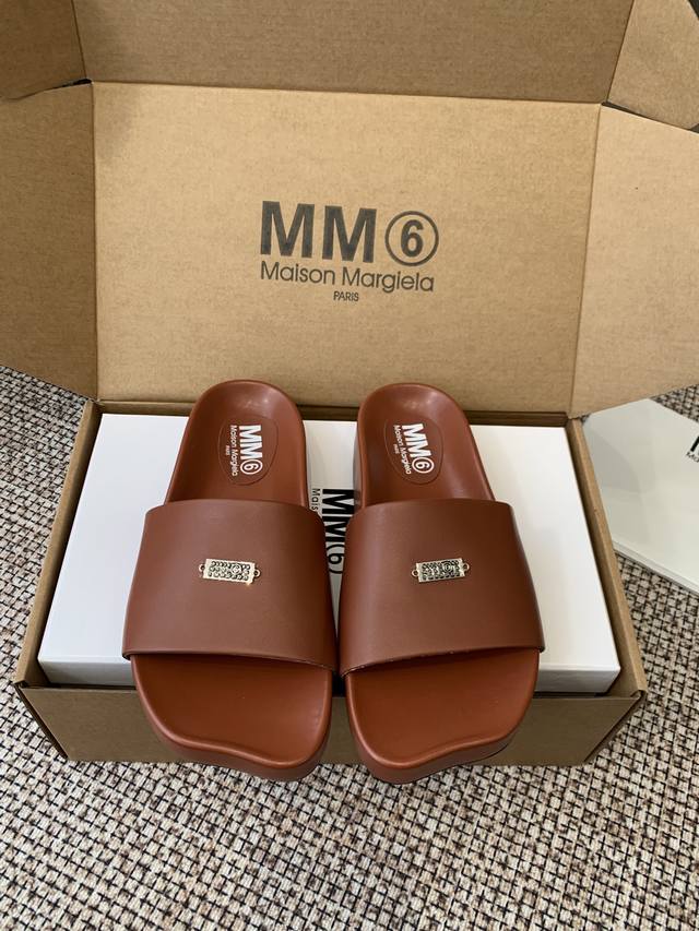 Maison Margiela Mm6 马吉拉 26Ss夏日新款平底沙滩拖鞋 DDD 极简的设计风格 饰有品牌Logo字母设计 满满的夏日简约百搭风 DDD 定