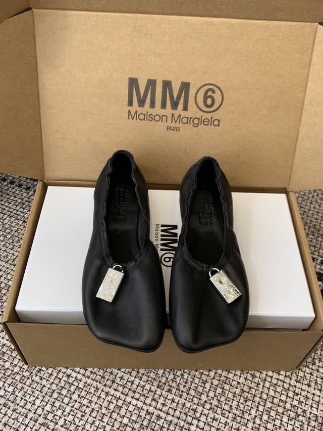 Maison Margiela Mm6 马吉拉 26Ss早春新款 一脚蹬 平底 芭蕾舞鞋 DDD 舒适度不用说 肯定会很舒服的 廓形 独具匠心的材料和对比材质的