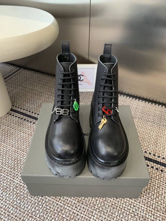 Balenciaga 巴黎世家 秋冬新款厚底做旧假系带 短靴 DDD 看着硬朗 但上脚舒适 个性帅气的的同时 不失舒适感 擦色做旧复古！ DDD 工艺设计大底