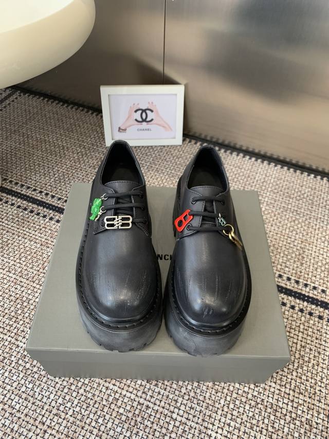 Balenciaga 巴黎世家 秋冬新款厚底做旧假系带 乐福鞋 DDD 看着硬朗 但上脚舒适 个性帅气的的同时 不失舒适感 擦色做旧复古！ DDD 工艺设计大底