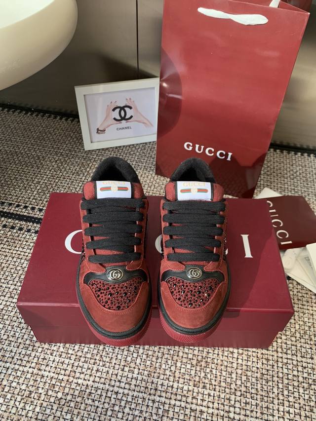 钻面 Gucci 全新升级 小脏鞋情侣款 Gg系列做旧休闲小脏鞋走秀款 DDD 原版开发代购级别版本 金属双G水晶圆柱形标Gucci原版纹织带 专属擦色牛皮面料