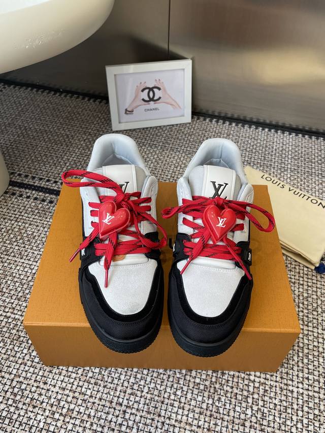 装饰60 全新版面 Lv Tarine路易威登L家运动鞋 滑板鞋 情侣款 DDD 原版购入开发 做货 本款Lv Trainer 运动鞋选用牛皮革塑造繁复鞋面，需