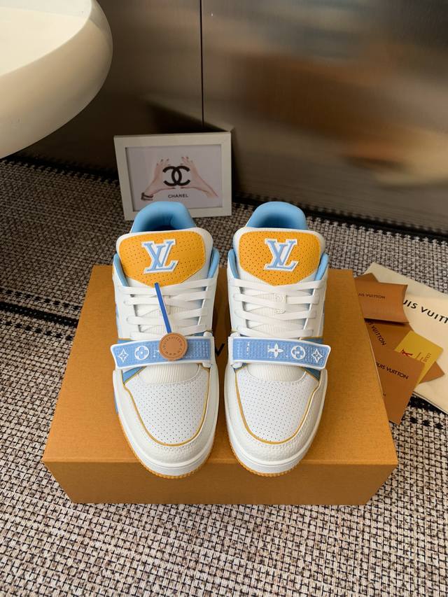 Lv Tarine路易威登L家运动鞋 滑板鞋 DDD 原版购入开发 做货 本款Lv Trainer 运动鞋选用牛皮革塑造繁复鞋面，需要数小时的匠心缝制方可完成。