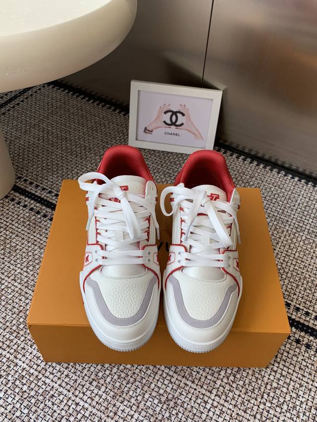 Lv Tarine路易威登L家运动鞋 滑板鞋 DDD 原版购入开发 做货 本款Lv Trainer 运动鞋选用牛皮革塑造繁复鞋面，需要数小时的匠心缝制方可完成。