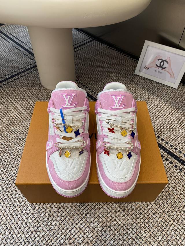 配饰50全新版面 Lv Tarine路易威登L家运动鞋 滑板鞋 情侣款 DDD 原版购入开发 做货 本款Lv Trainer 运动鞋选用牛皮革塑造繁复鞋面，需要