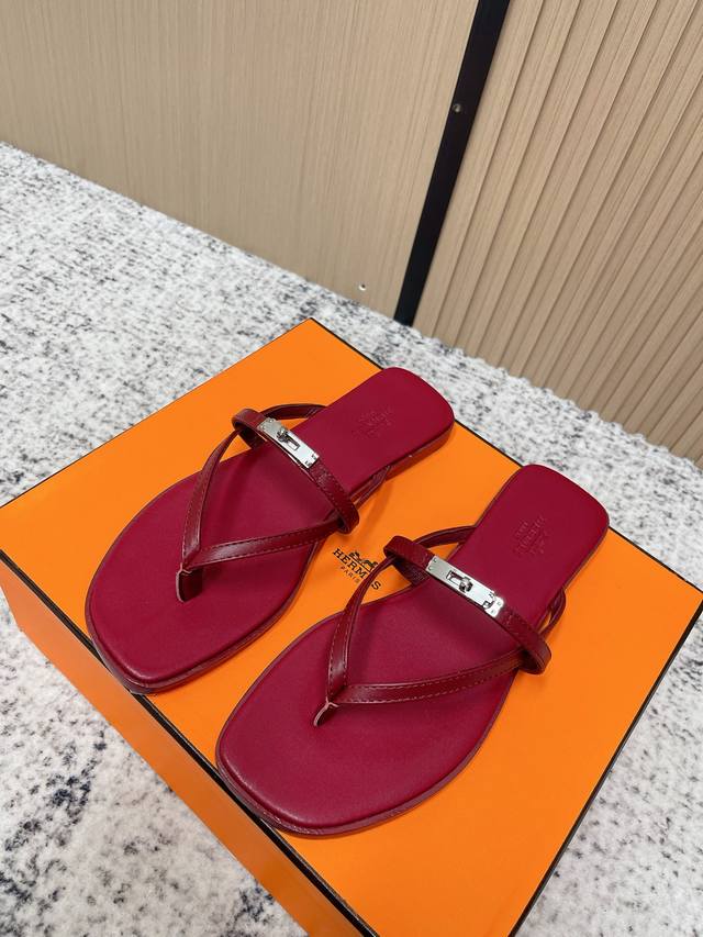 顶级版本： DDD Hermes爱马仕Miss Kelly扣夹趾平底人字拖鞋 DDD 小牛皮凉鞋，搭配迷你版的经典Kelly鞋扣 DDD 交叉设计呈现简约柔美造