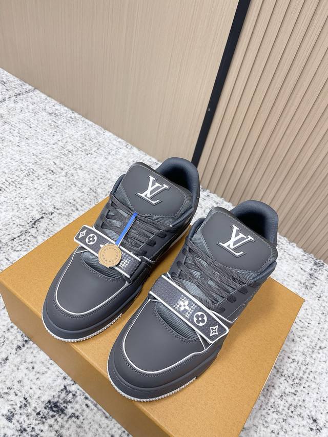 顶级版本： DDD Lv Trainer系列魔术贴情侣新款运动鞋 DDD 这波配色真的杀疯了都给我冲它 DDD 复古运动风和高奢质感融合的恰到好处 DDD 街头