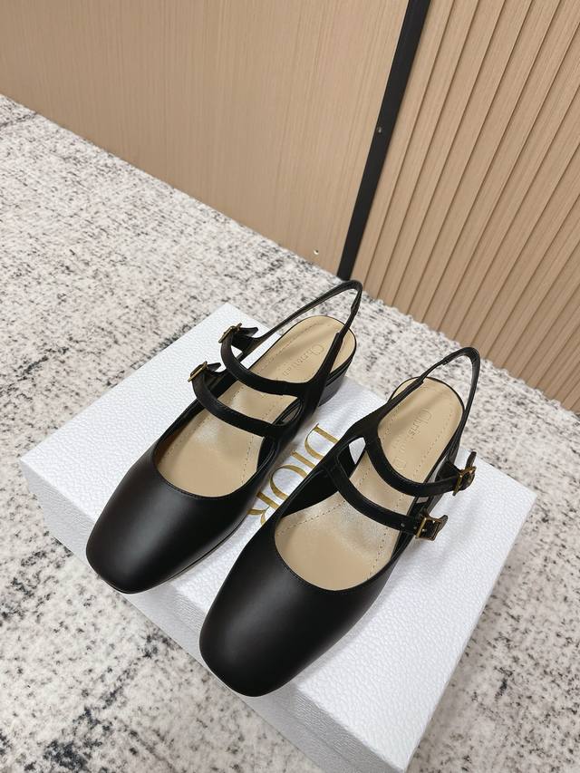 顶级版本： DDD Dio*D-Cherie迪奥新款Cd尖头搭扣后空高跟凉鞋 DDD 这款Dior Cherie露跟高跟鞋以高雅的造型重新诠释经典的玛丽珍鞋。黑