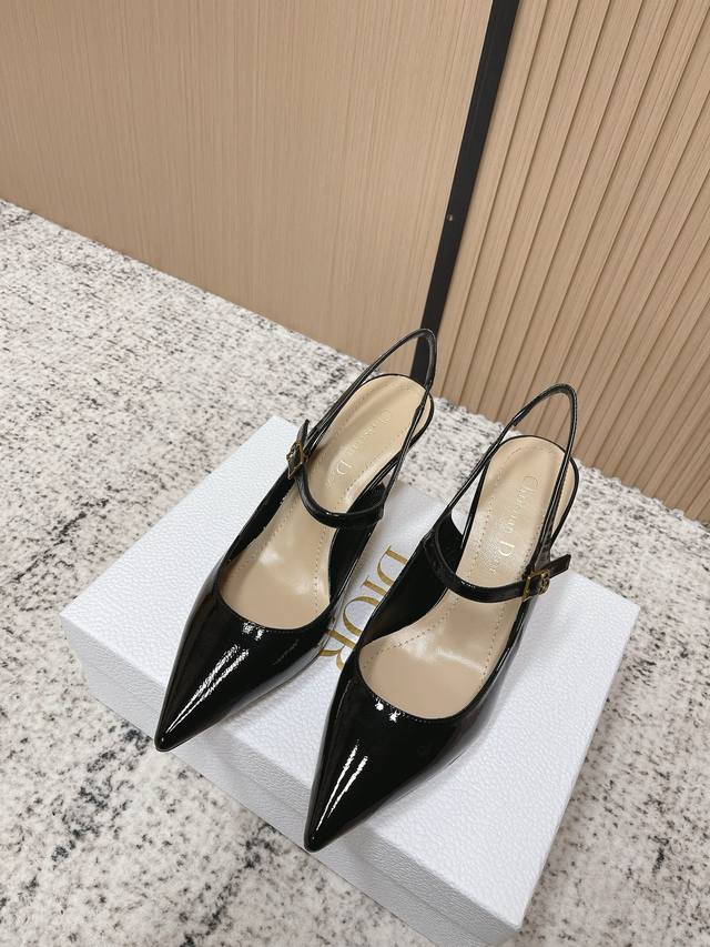 顶级版本： DDD Dio*D-Cherie迪奥新款Cd尖头搭扣后空高跟凉鞋 DDD 这款Dior Cherie露跟高跟鞋以高雅的造型重新诠释经典的玛丽珍鞋。黑
