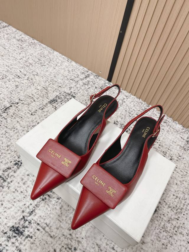 顶级版本： DDD Celine赛琳 26 Ss 早春 标志性标签 露跟搭扣 细跟 高跟鞋 DDD Celine小羊皮小猫跟鞋，黑色尖头+后空绑带设计，法式优雅