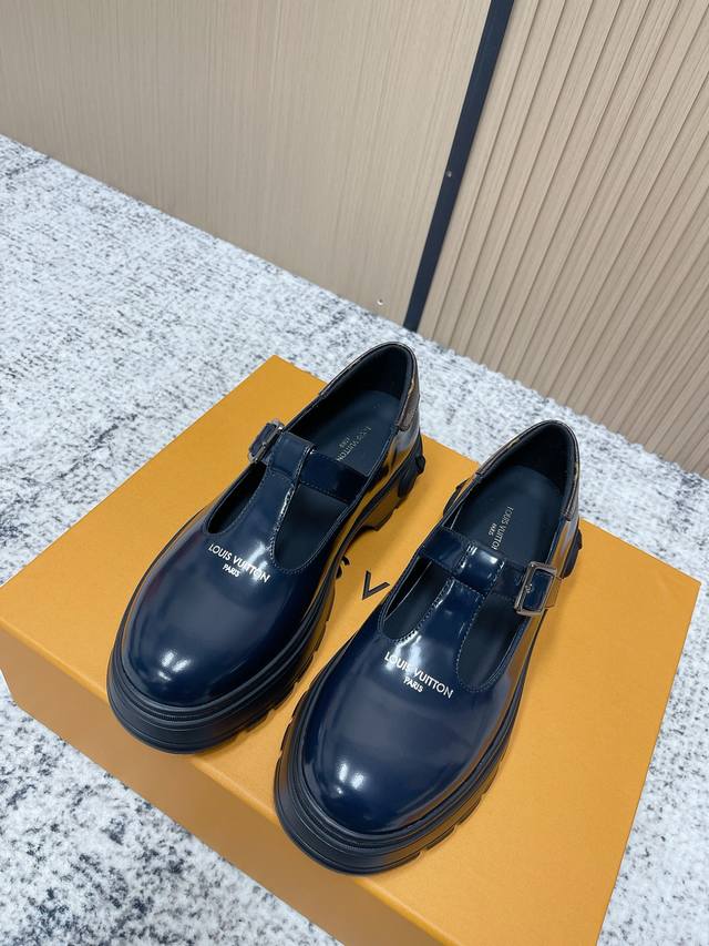 顶级版本： DDD Lv 26早春新品厚底玛丽珍小皮鞋 DDD 这款黑色厚底玛丽珍小皮鞋，搭配经典T字带和金属扣，复古又实用。厚底设计显高显腿长，鞋底防滑，日常
