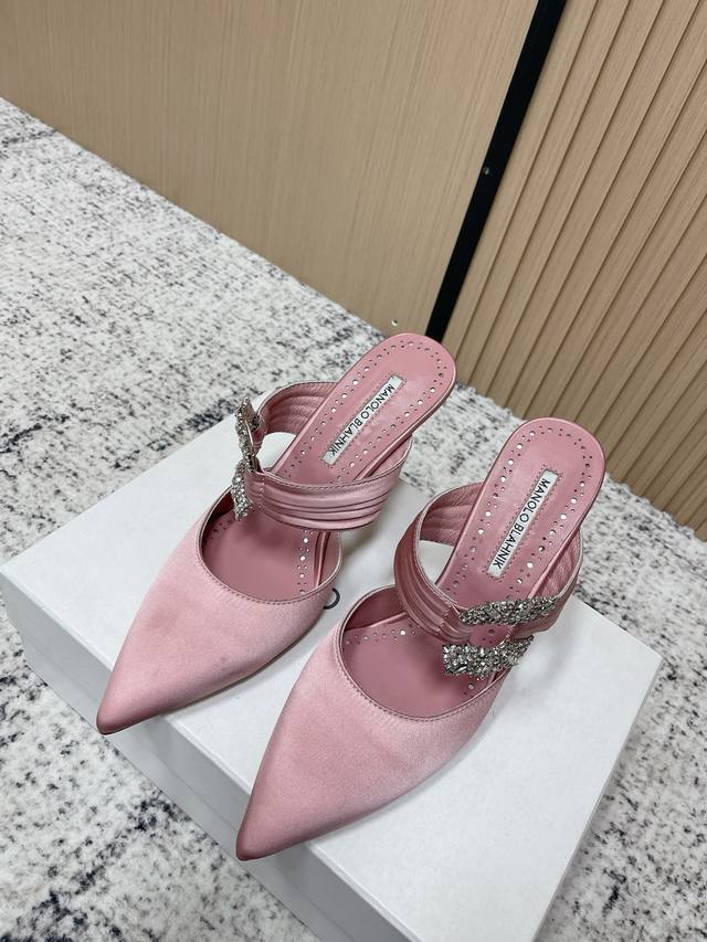 顶级版本： DDD Manolo Blahnik2026春夏新款晶饰扣环高跟穆勒鞋鞋 DDD Mb一直是每个女生梦寐以求的美鞋 欲望都市中Mr Big拿着它向C