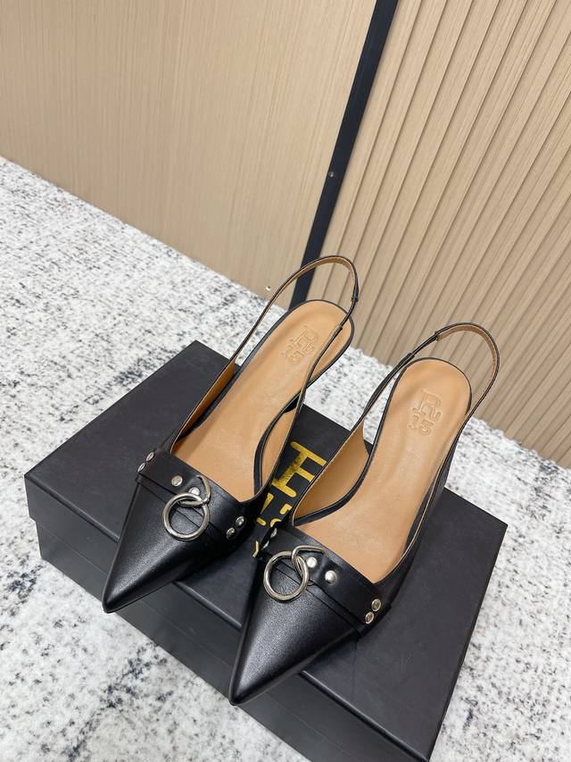 代购级： DDD 小众潮牌R13 26 春夏走秀款 尖头 高跟 单鞋 DDD 简易复古五金扣饰尖头平跟单鞋小皮鞋！ 一年四季可都以穿的单鞋了来，一双神封的四季鞋