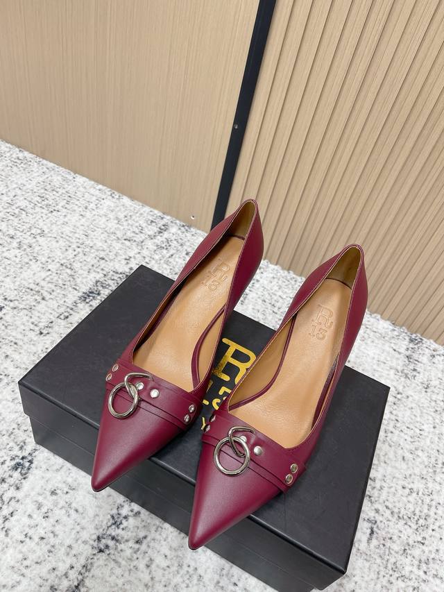 代购级： DDD 小众潮牌R13 26 春夏走秀款 尖头 高跟 单鞋 DDD 简易复古五金扣饰尖头平跟单鞋小皮鞋！ 一年四季可都以穿的单鞋了来，一双神封的四季鞋