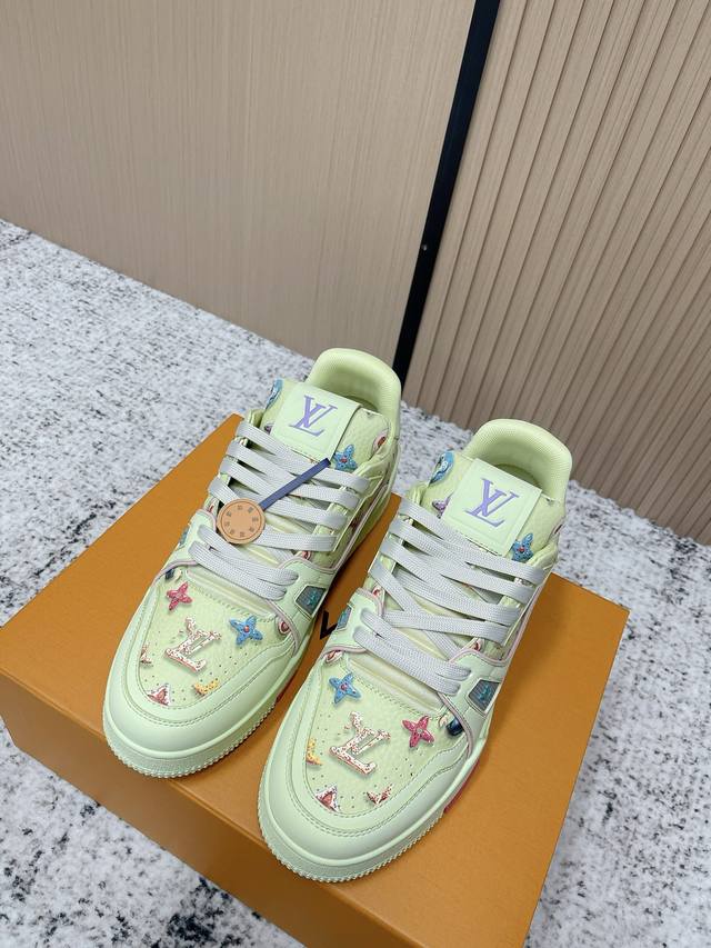 顶级版本： 情侣款 DDD Lv Trainer~~全新升级版~~经典回归 DDD 情侣款，滑板鞋，篮球鞋，运动鞋 DDD Lv全新运动系列；复古风视感；拥入家