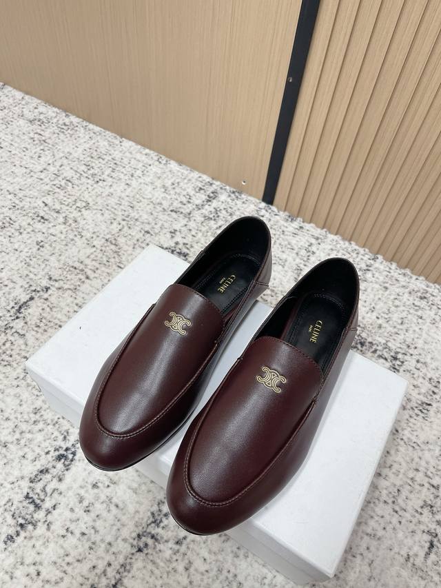 顶级版本： DDD 赛琳 Celine 2026新款圆头乐福鞋 小皮鞋 DDD 老钱风 简约 舒适不压脚背～ DDD 这款布洛克鞋线条简约设计经典，饰以Celi