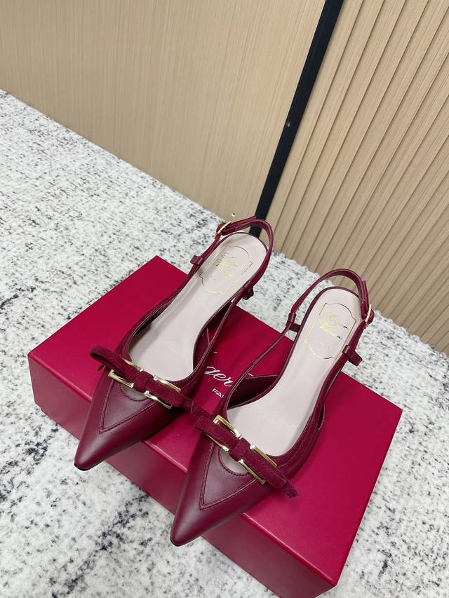 代购级： DDD * Rv26最新款显白高跟后空单鞋！ DDD 复古优雅与现代解构的碰撞里。深棕调的酒红萃取自秋日勃艮第的醇酒色泽，沉淀出经典皮革的温润质感；尖