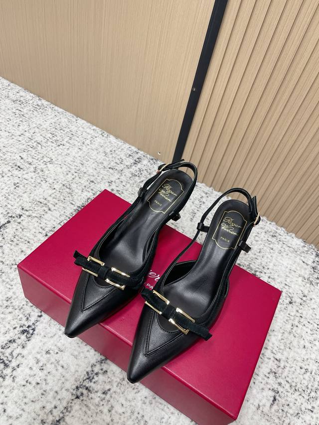 代购级： DDD * Rv26最新款显白高跟后空单鞋！ DDD 复古优雅与现代解构的碰撞里。深棕调的酒红萃取自秋日勃艮第的醇酒色泽，沉淀出经典皮革的温润质感；尖