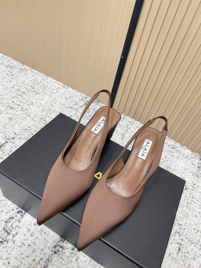 顶级版本： DDD 26Ss春夏新款Alaia阿莱亚立方体坡跟缎面穆勒鞋尖头高跟半拖鞋后空凉鞋 DDD 这款坡跟穆勒鞋，尖头设计，搭配别具一格的立方体鞋跟，采用