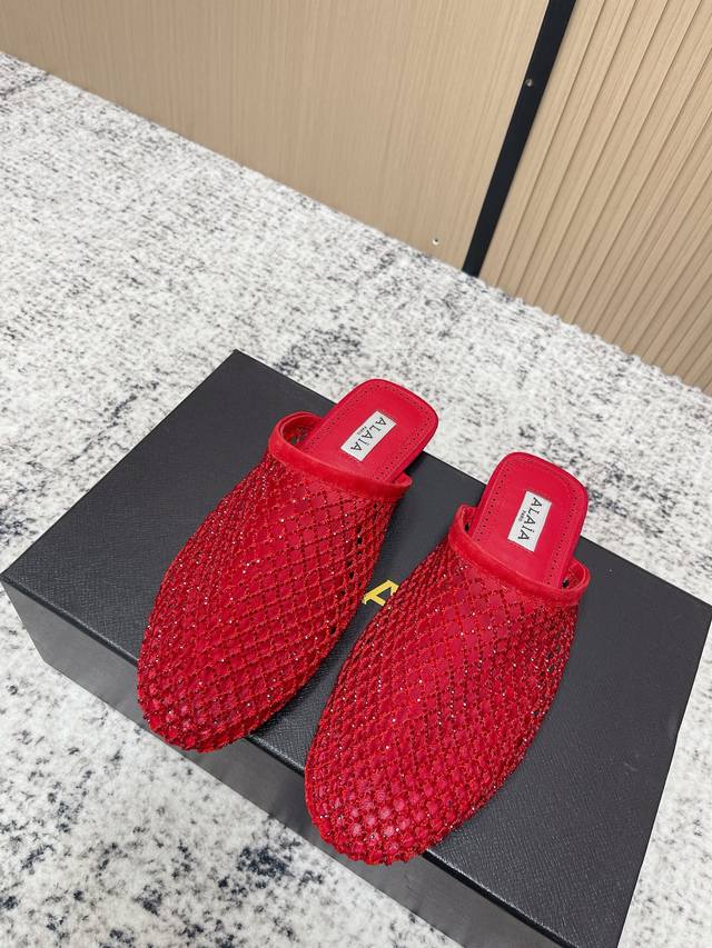 顶级版本： DDD Alaia 阿莱亚2026 Ss法式芭蕾舞鞋平底半拖 绝美镂空渔网鞋最新水晶钻面渔网鞋 DDD 该款经典Alaia平底芭蕾舞鞋，自经典日式鞋