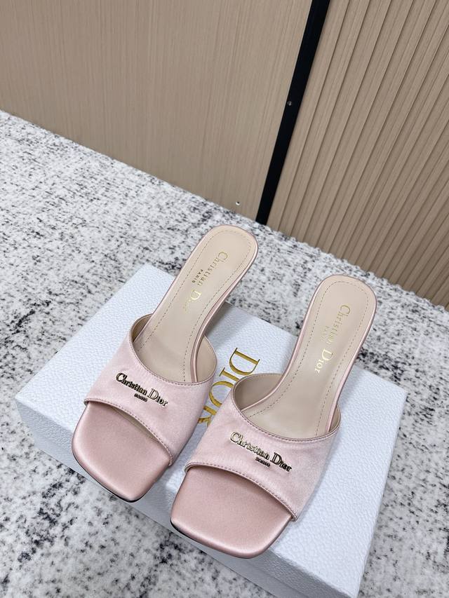 顶级版本： DDD 迪奥 Dior 2026 早春最新色Dior这款缎面高跟凉拖，鞋面有“Christian Dior”金属标志，品牌感满满。露趾+细高跟设计，