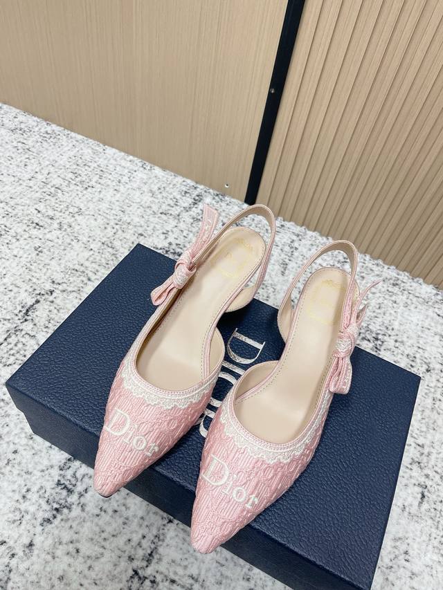 顶级版本： DDD 迪奥 Dior 2026 早春最新色提花刺绣字母Logo高跟蝴蝶结拼色女鞋 市场顶级高端版本 DDD 材质：高温水溶电绣科技面料+羊皮内里+