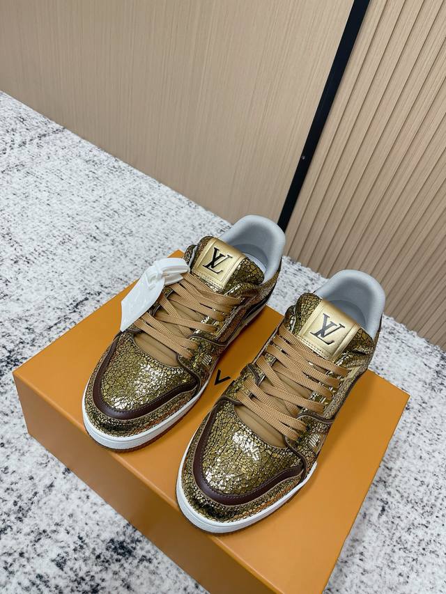 顶级版本： DDD Lvtrainer情侣款金属银运动鞋，液态镜面银材质，未来感满满！鞋面有经典Monogram压纹，细节精致，品牌辨识度超高。白色橡胶鞋底，舒