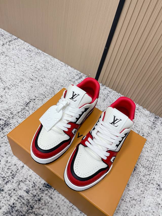 顶级版本： DDD 情侣款Lv Trainer运动鞋系列，配色超好看，街头且奢华，整体鞋面为小牛皮，质感满分，鞋型修脚，偏长且好看 DDD 顶级莞货，大型台资代