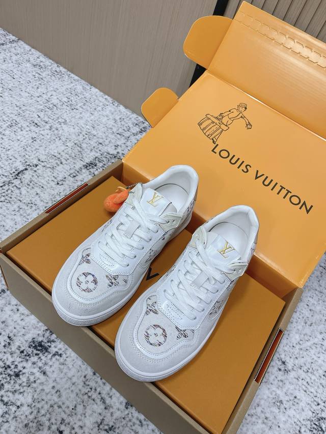 顶级版本： DDD 路易威登Lv秋冬最新款休闲运动鞋板鞋 原版购入开发 完美复刻 压花Logo品牌元素点缀鞋面和轻质橡胶外底，经典的隔板设计 面料: 原版进口牛