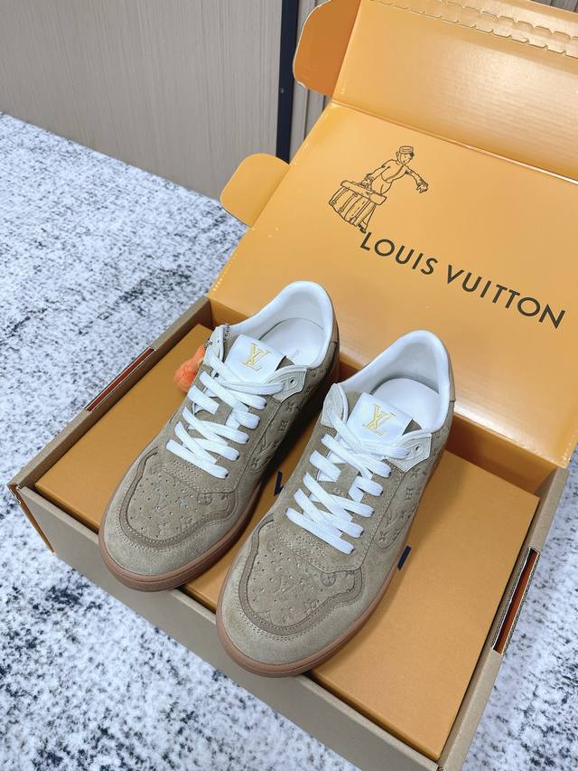 顶级版本： DDD Lv春夏新款运动德训鞋 专柜一鞋难求 每个店铺配额有限 超多网红时装博主种草 原版购入开发 完美复刻 压花Logo品牌元素点缀鞋面和轻质橡胶