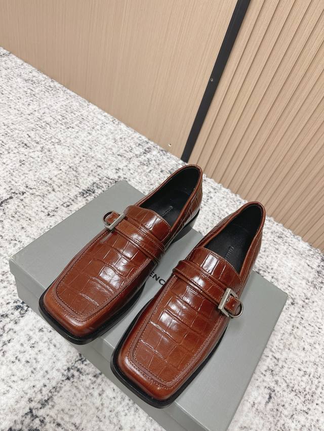顶级版本： DDD Balenciaga巴黎世家26Ss方头鳄鱼纹乐福鞋休闲鞋 DDD 采用方正鞋头设计，线条硬朗利落，打造出复古又前卫的风格；为平底乐福鞋款式