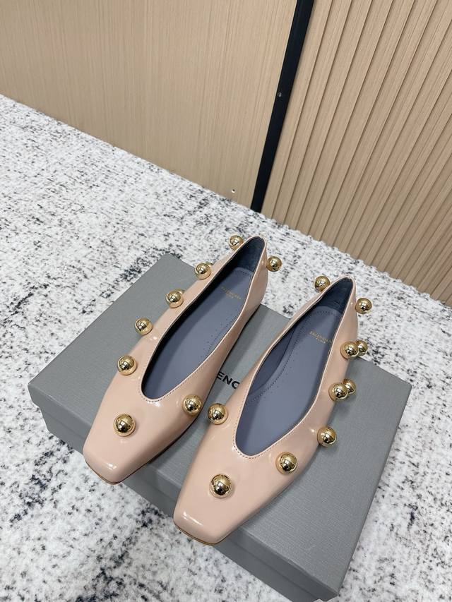 顶级版本： DDD Balenciaga巴黎世家 26 金属圆珠极简平底鞋单鞋 DDD 采用锐利方头的极简平底鞋型，鞋身线条流畅利落，是巴黎世家标志性的先锋简约