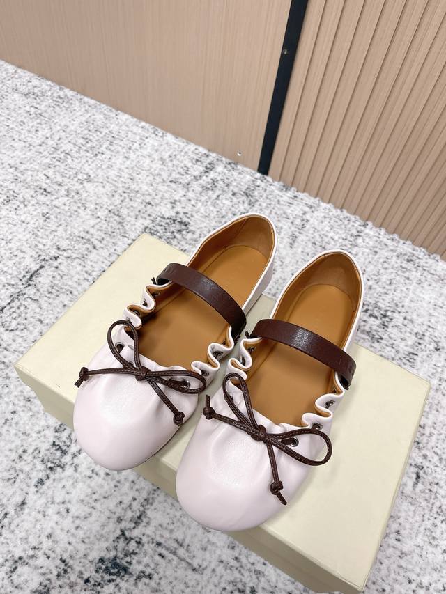 顶级版本: DDD Marni 褶皱荷叶边玛丽珍芭蕾鞋平底鞋 DDD 鞋面采用软质皮革,鞋身有弹性褶皱设计,能贴合脚型且不压脚;平底无跟的版型搭配微宽的鞋楦,兼 顶级版本: DDD Marni 褶皱荷叶边玛丽珍芭蕾鞋平底鞋 DDD 鞋面采用软质皮革,鞋身有弹性褶皱设计,能贴合脚型且不压脚;平底无跟的版型搭配微宽的鞋楦,兼