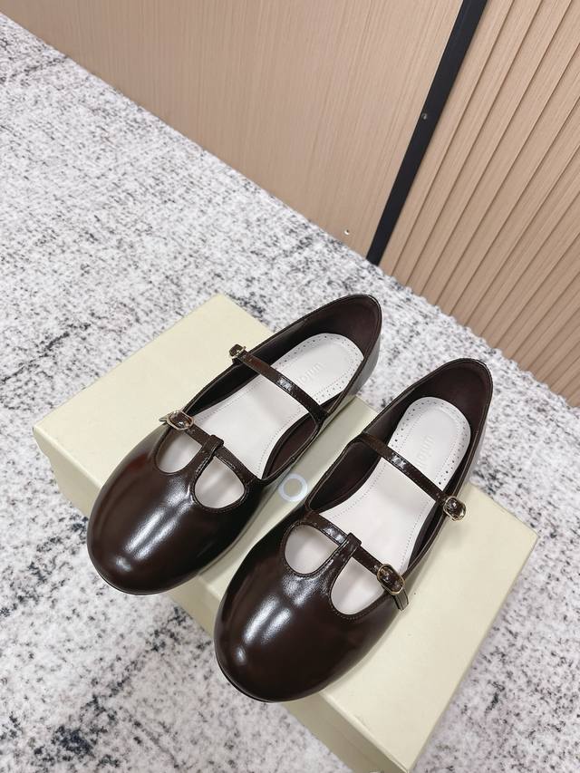 顶级版本： DDD Unfolio 2026玛丽珍鞋｜复古甜妹的本命鞋履 DDD 三色的漆皮玛丽珍 圆头鞋型搭配双扣带设计 把复古少女感拉满 软底的舒适感兼顾日