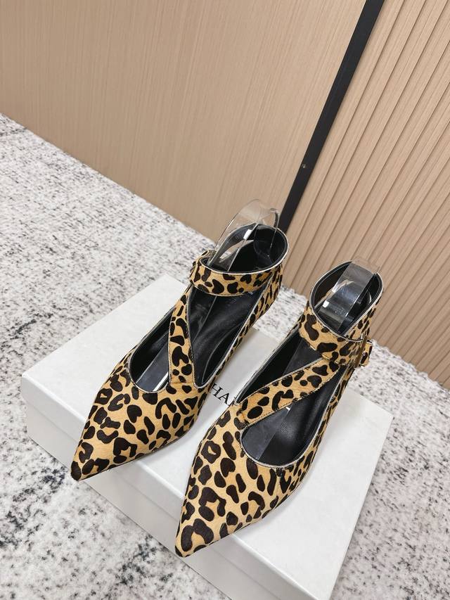 顶级版本： DDD Khaite 26Ss春夏新款 尖头一字带金属扣小猫跟单鞋马毛高跟鞋 DDD 采用尖头造型，视觉上拉长腿部线条，兼具精致感与气场；搭配玛丽珍