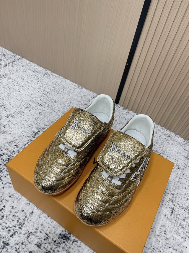 顶级版本： DDD Lv路易威登最新Footprint系列 情侣款足球运动鞋 DDD 原版购入开发 做货 这款 Footprint Soccer 运动鞋于202