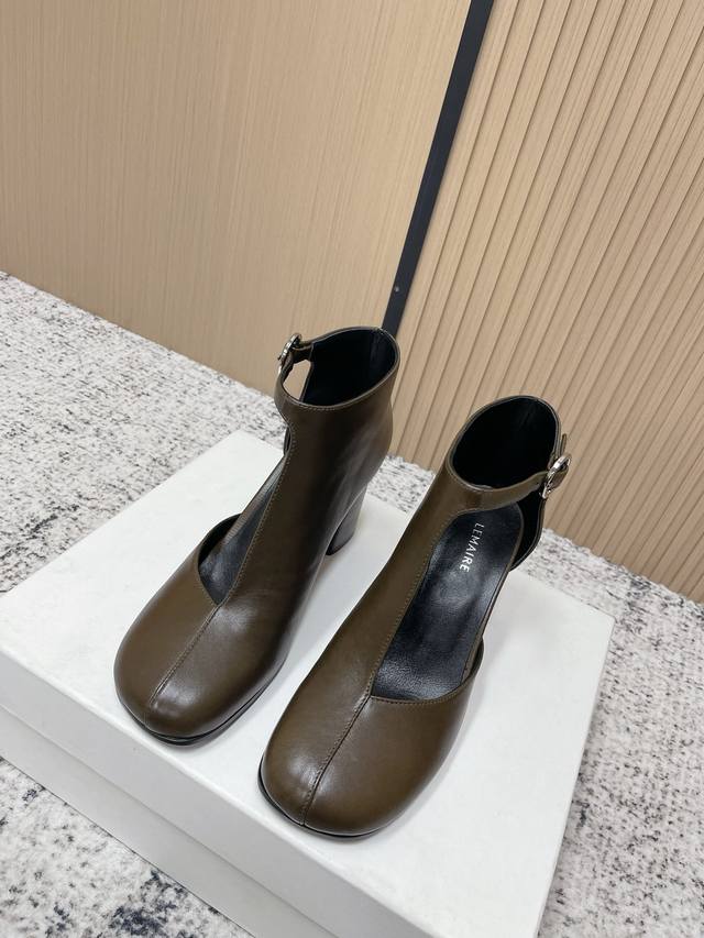 顶级版本: DDD Lemaire2026S 春夏新款 方圆头粗跟镂空短靴个性高跟侧空凉靴 DDD 采用方圆头+粗跟的组合,鞋型是短靴与浅口单鞋的融合款,鞋帮处 顶级版本: DDD Lemaire2026S 春夏新款 方圆头粗跟镂空短靴个性高跟侧空凉靴 DDD 采用方圆头+粗跟的组合,鞋型是短靴与浅口单鞋的融合款,鞋帮处