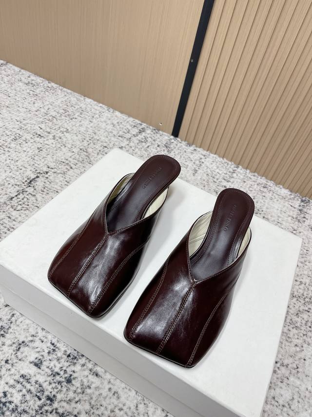 顶级版本: DDD Phoebe Phil*高跟穆勒鞋半拖鞋单鞋 DDD 采用极致方头的包头穆勒拖造型,鞋头线条硬朗且极具辨识度;鞋面有拼接缝线设计,搭配中低跟 顶级版本: DDD Phoebe Phil*高跟穆勒鞋半拖鞋单鞋 DDD 采用极致方头的包头穆勒拖造型,鞋头线条硬朗且极具辨识度;鞋面有拼接缝线设计,搭配中低跟