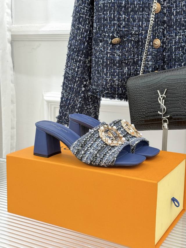 厂价 DDD L*V驴家经典水钻扣一字带粗跟拖鞋 DDD 以百年匠艺诠释夏日奢华。 DDD 极简一字带利落勾勒优雅线条 DDD 在视觉延伸拉长双腿比例。 DDD