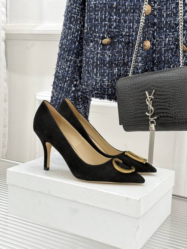 厂价 DDD Dior 迪奥25Wf新品Cd金属扣尖头 DDD 高跟鞋单鞋 DDD 这款鞋以利落廓形重塑女性力量美学 DDD 鞋跟高度拿捏得宜 既衬出修长腿线