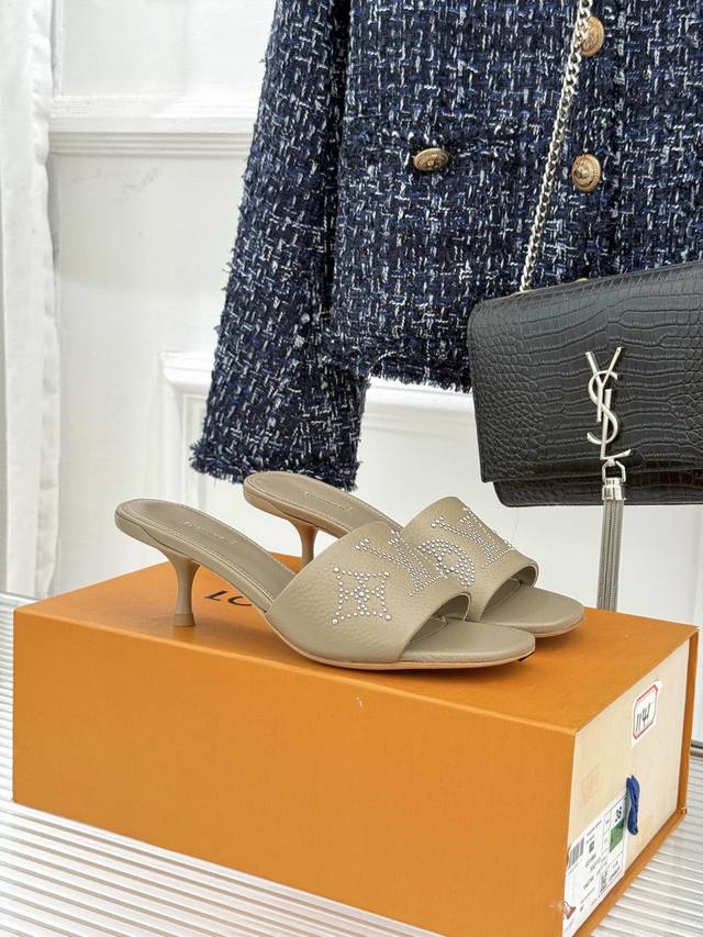 厂价 DDD L*V驴家经典铆钉标识一字带拖鞋 DDD 以极简带面勾勒足间线条 DDD 金属铆钉缀以经典 Monogram 标识 DDD 硬朗锋芒碰撞法式优雅