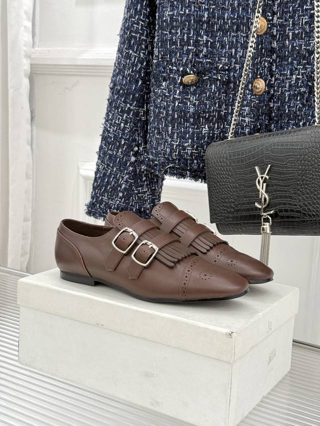 厂价 DDD Hidemi26Wf新品复古皮带扣流苏 DDD 雕花小皮鞋 DDD 以百年工艺重构复古美学。 DDD 鞋面复古雕花疏密有致 DDD 每一道纹路都暗