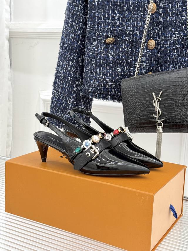 厂价 DDD L*V驴家25Wf春夏新品复古老花珠宝 DDD 链条尖头平底猫跟凉鞋 DDD 经典老花设计彰显品牌的永恒魅力 DDD 标志性珠宝链条缠绕鞋面 DD