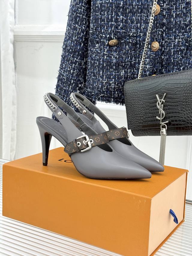 厂价 DDD L*V驴家25S春夏新品复古老花链条 DDD 尖头平底猫跟凉鞋 DDD 经典老花元素设计彰显品牌的永恒魅力 DDD 精致的链条点缀 如同点点繁星般