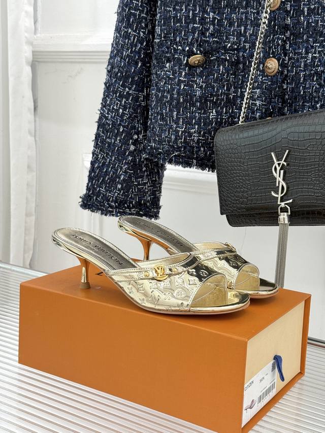 厂价 DDD L*V驴家经典压花猫跟拖鞋 DDD 小红书超级爆款经典 DDD 经典压花设计 清新俏皮 DDD 穿搭率极高 百搭又吸睛 DDD 大方又百搭 减龄不